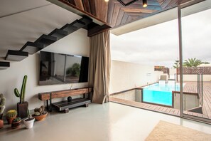 Pool - Casa OuirA. Townhouse with private pool with views to Lanzarote and Isla de Lobos (Corralejo)