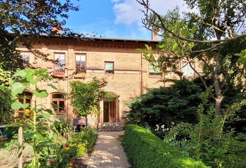 Ferienhaus in einem kleinen Dorf mit Schloss, Kirche, umgeben von Wald und Seen