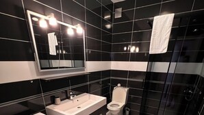 Dusj, hårføner, håndklær og toalettpapir