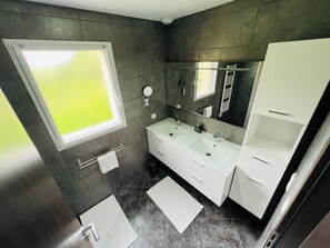 Shower, jetted tub, hair dryer, towels