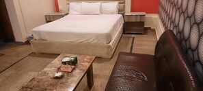 Deluxe Double Room | Soundproofing, iron/ironing board, free WiFi - Hotel Days INN One (Lahore)