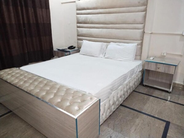 Deluxe Double Room | Soundproofing, iron/ironing board, free WiFi - Hotel Days INN One (Lahore)