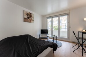 1 bedroom, bed sheets