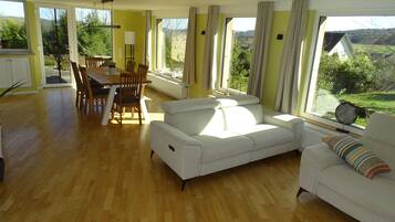 Een smart-tv, een open haard en boeken