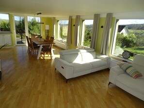 Smart-TV, peis og bøker