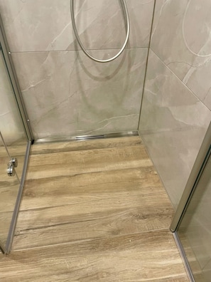 Shower, hair dryer, towels, soap - Ferienhaus Eifelgruß Buchbar ab Spätherbst 2024 (Oberbettingen)