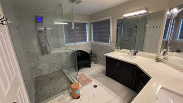 Doccia, asciugacapelli, asciugamani, sapone