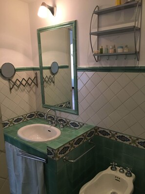 Douche, sèche-cheveux, bidet, serviettes fournies