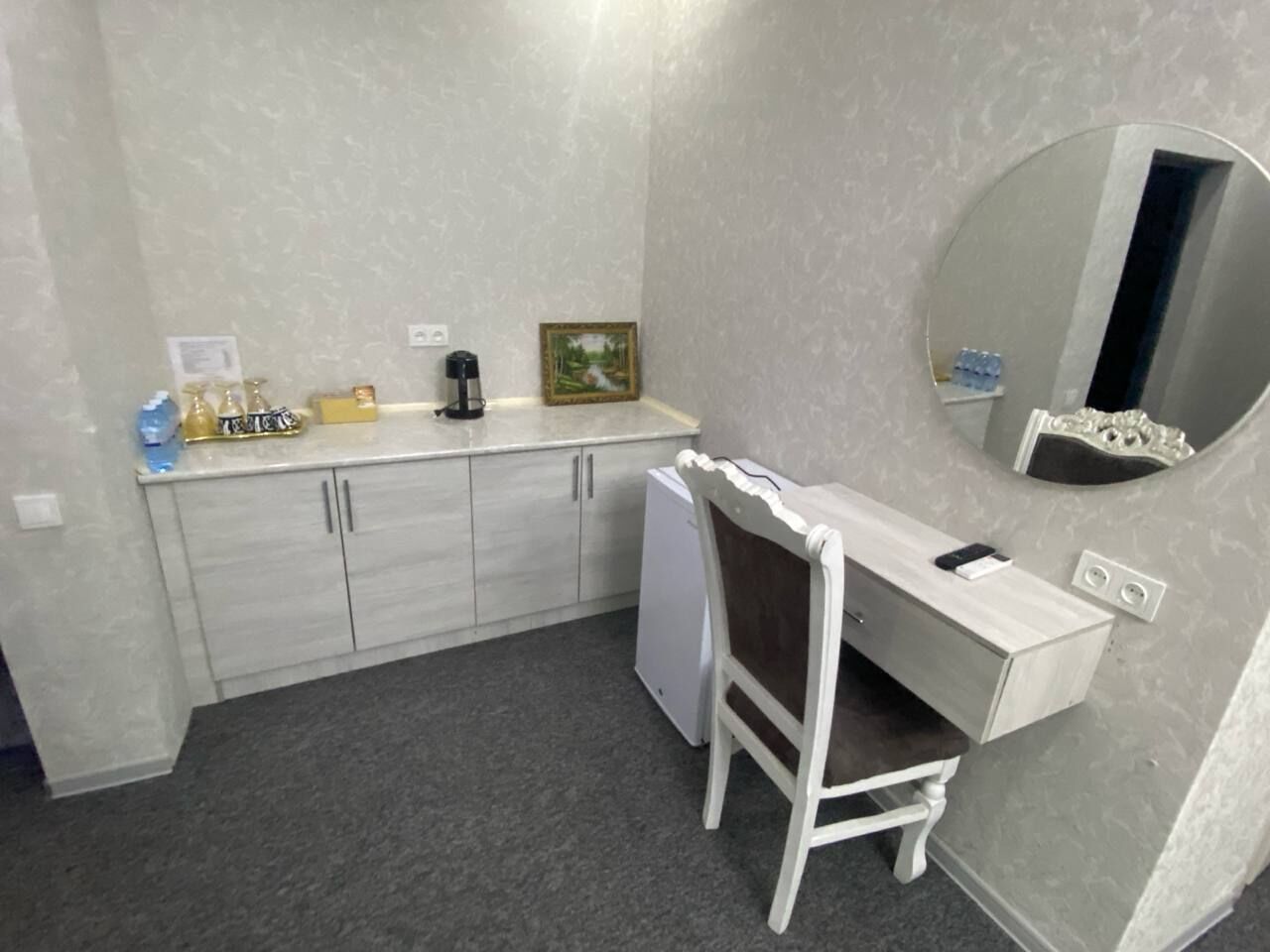 Family Room | Private kitchen | Mini-fridge, oven, blender, cookware/dishes/utensils