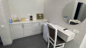 Family Room | Private kitchen | Mini-fridge, oven, blender, cookware/dishes/utensils