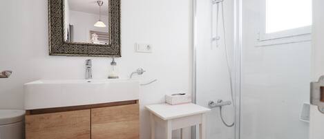 Dusche, Haartrockner, Handtücher