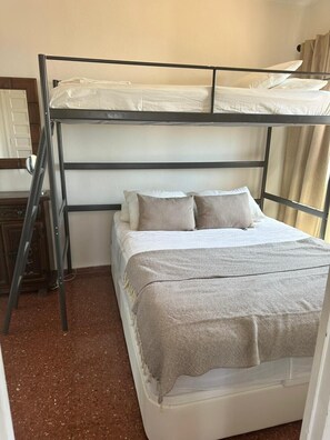 2 chambres, fer et planche à repasser, accès au Wi-Fi (inclus)