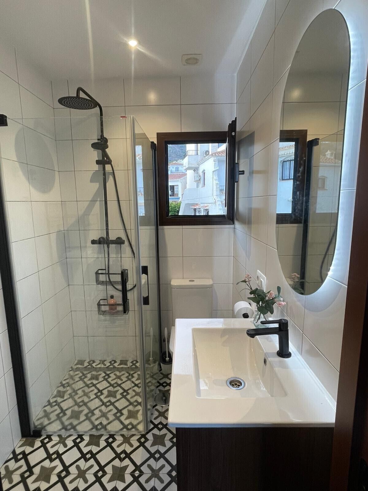 Dusj, hårføner og håndklær