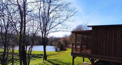 Chalet "Lodge" grand confort sur pilotis au bord de l'eau proche du Puy du Fou !