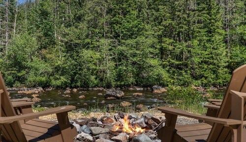 Relax at this Peaceful 1 bedroom cabin on the river