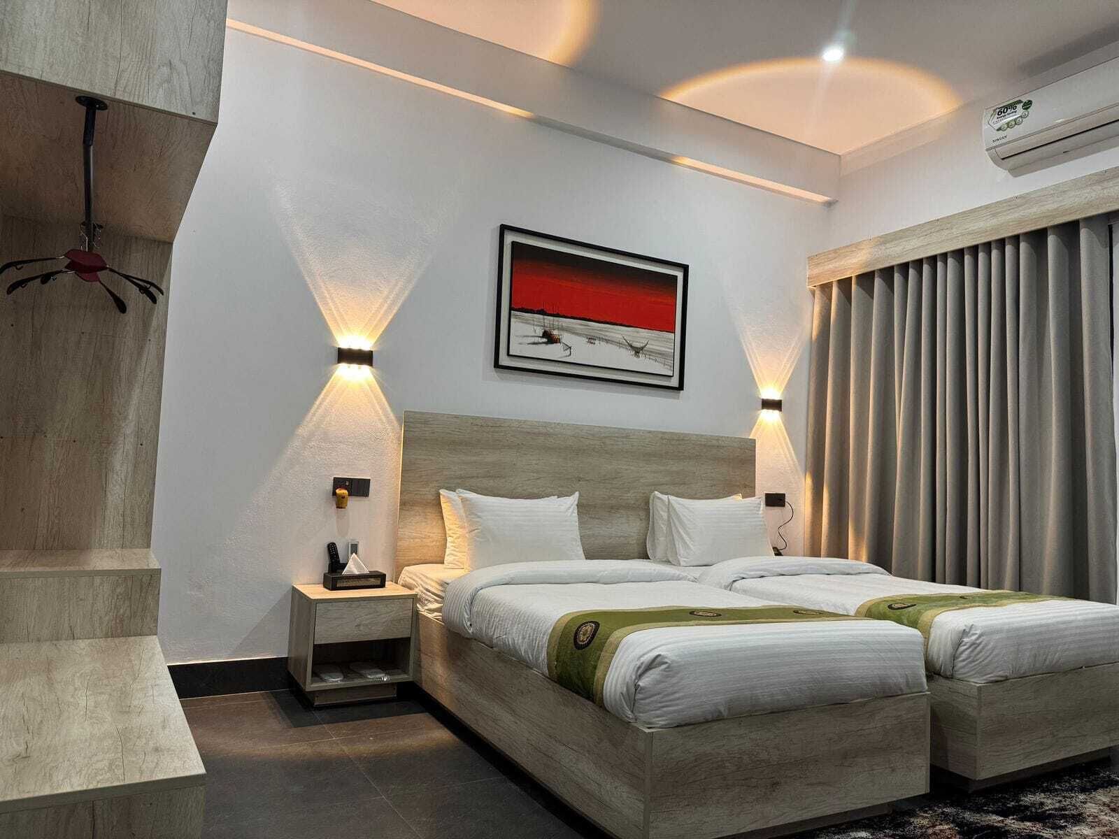 Escritorio, espacio para trabajar con laptop y wifi gratis 