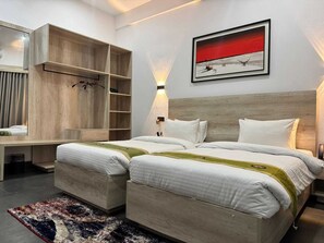Desk, laptop workspace, free WiFi - Kokomo Sunset Resort (Sreepur)
