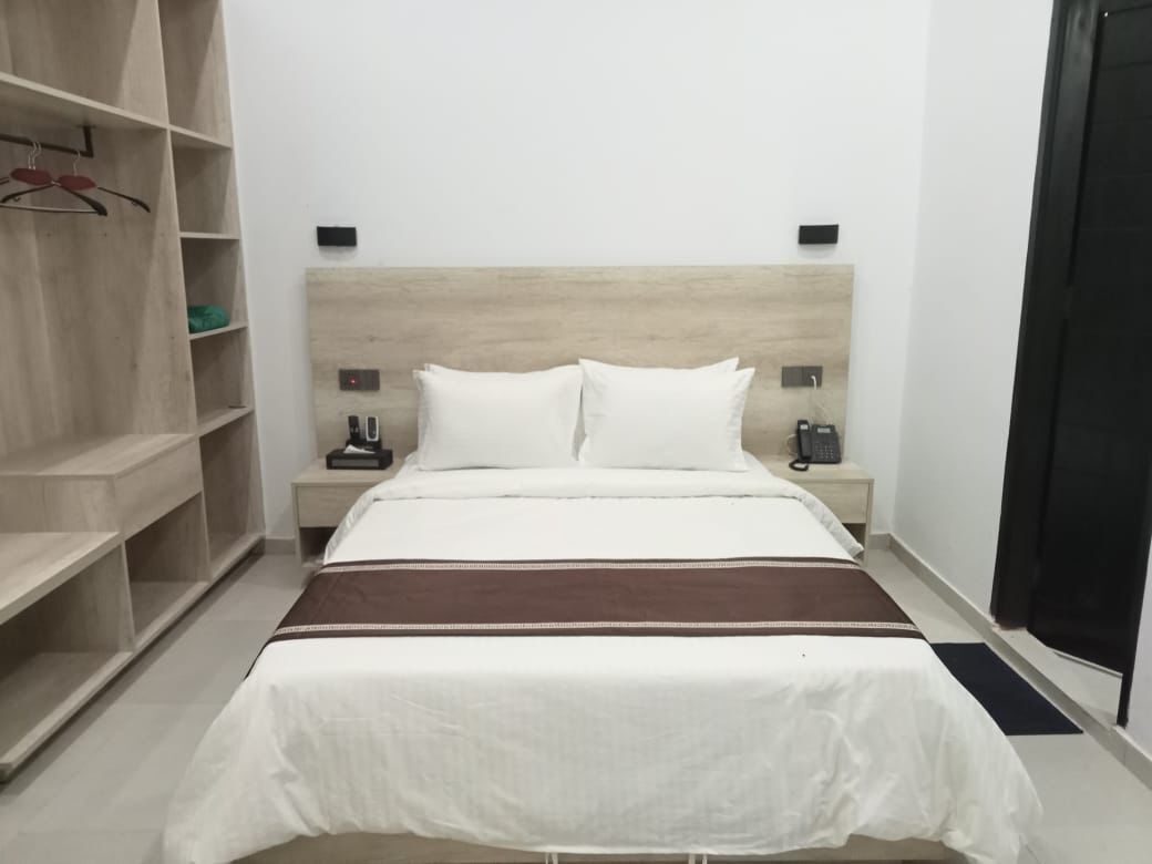 Escritorio, espacio para trabajar con laptop y wifi gratis 