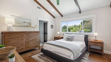 4 slaapkamers, een bureau, een strijkplank/strijkijzer, reisbedje