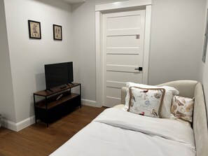 4 dormitoris, escriptori i planxa i posts de planxar 