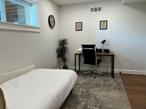 4 dormitoris, escriptori i planxa i posts de planxar 