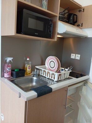 Réfrigérateur, micro-ondes, plaque de cuisson, cafetière/bouilloire
