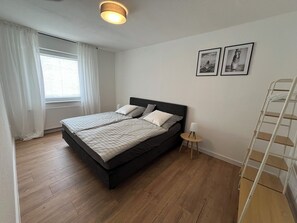 2 bedrooms, iron/ironing board, WiFi, bed sheets - Moderne Wohnung für 6 Personen in Innenstadt mit Parkplatz (Dortmund)