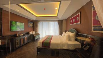 Une chambre d’hôtel avec un grand lit, une télévision, un bureau et une vue sur l’extérieur.