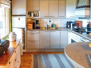 Kühlschrank, Mikrowelle, Ofen, Kochgeschirr/Geschirr/Besteck