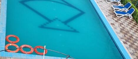 Una piscina al aire libre (de 08:00 a 18:00), sombrillas