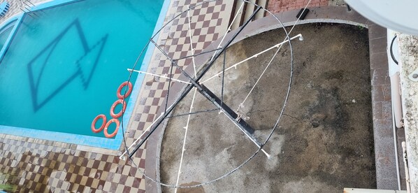 Piscina externa, funciona das 8h às 18h, guarda-sóis