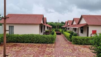 Deluxe Cottage, 1 King Bed, Garden View | Individually decorated, individually furnished, free WiFi