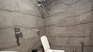 Doppia Deluxe, vista città | Bagno | Asciugamani