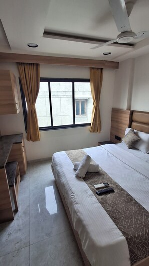 Desk, free WiFi - Hotel RK Rooms (Ahmedabad)