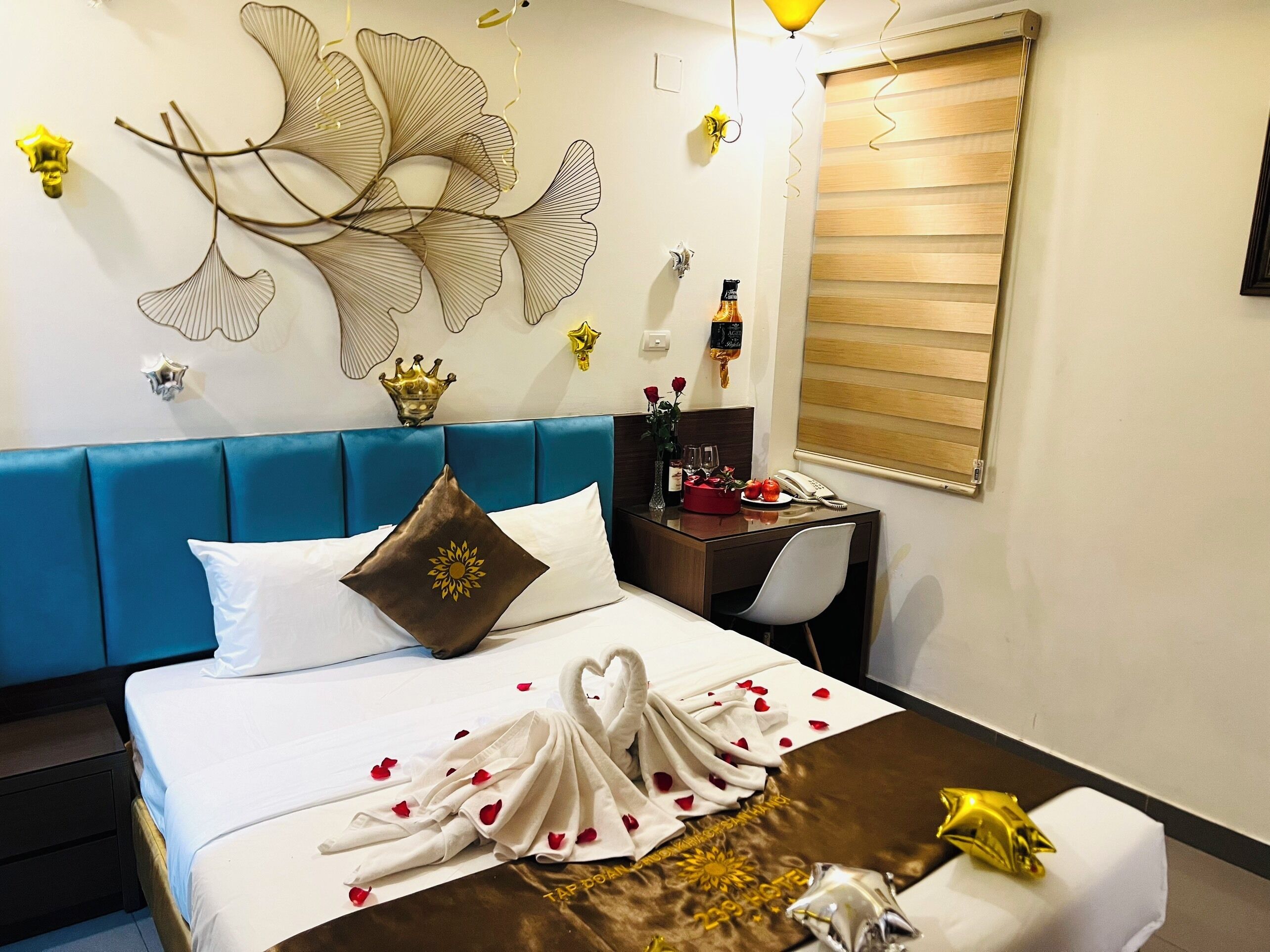 Una habitación de hotel con cama, escritorio y decoración en la pared.