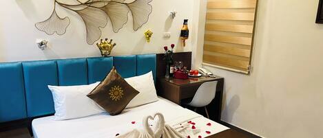 Una habitación de hotel con cama, escritorio y decoración en la pared.