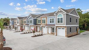 Exterior - Pier View - Spacious Home Sleeps 10 - Pet Friendly (Myrtle Beach)