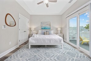 3 habitaciones, escritorio y tabla de planchar con plancha 