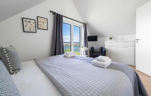 2 slaapkamers, een strijkplank/strijkijzer, reisbedje, gratis wifi