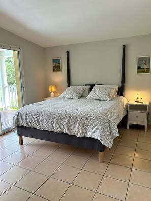 4 slaapkamers, een bureau, een strijkplank/strijkijzer, wifi