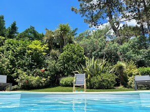 Utendørsbasseng og et oppvarmet basseng