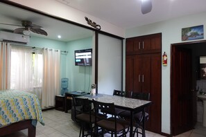 Free WiFi, bed sheets - Marine Beach Bliss Ground Floor Studio (Playas Del Coco)