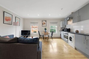 Un apartamento moderno con sala de estar, comedor y cocina.