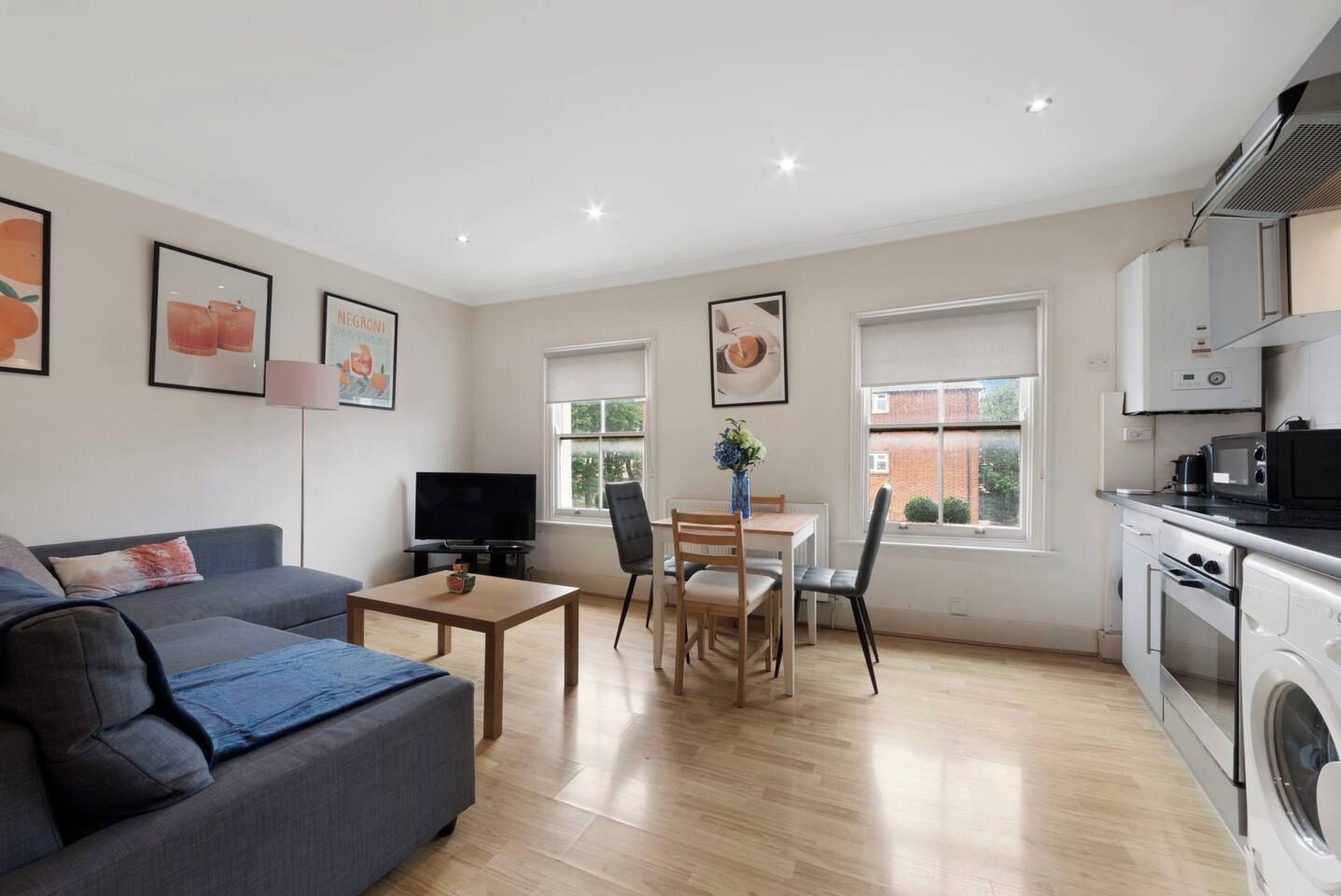 Un apartamento moderno con sala de estar, comedor y cocina.