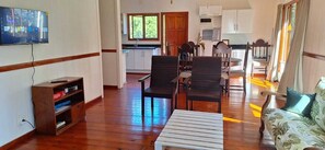 Smart TV - Three bedroom house, only 200 meters from the beach - Serenity Ponta do Ouro (Ponta do Ouro)