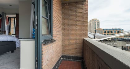 Modernes Apartment in einem historischen Gebäude, mit privater Küche und Bad.