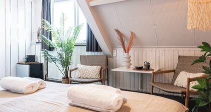 Compact suite in Zoutelande - Relax by the sea with a private bathroom.