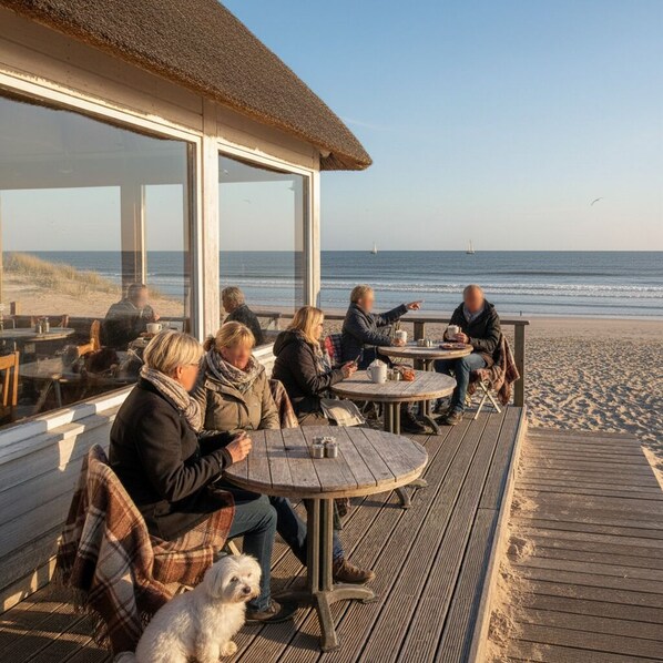 Outdoor dining - Compact private room within walking distance of the beach, dunes, shops, and restaurants in Zoutelande. This is a simple, no-frills space suitable for short stays and guests who mainly spend their time outdoors. (Zoutelande)