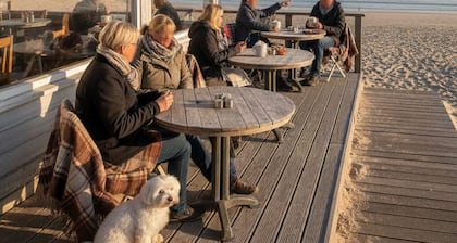 Compact private room within walking distance of the beach, dunes, shops, and restaurants in Zoutelande. A simple, no-frills stay ideal for short visits and guests who spend most of their time outdoors.