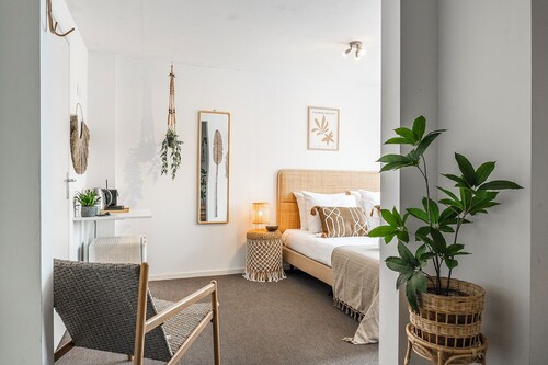 Modern, stylish room with a private bathroom just steps from Zoutelande Beach and walkable cafés—ideal for a romantic seaside escape.